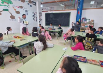 El  ‘profesor Molécula’ , en la primera sesión del programa de transición energética.