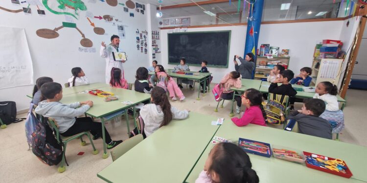 El  ‘profesor Molécula’ , en la primera sesión del programa de transición energética.