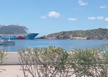 Norwegian Breakaway, de Norwegian Cruise Lines, entrando hoy en el puerto de Ibiza. Foto Óscar Marí / Noudiari