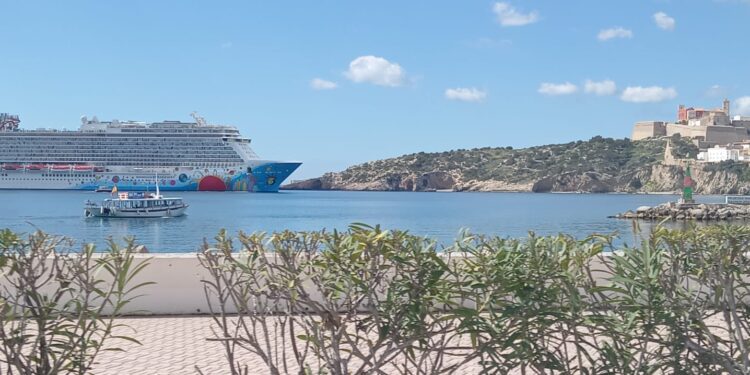 Norwegian Breakaway, de Norwegian Cruise Lines, entrando hoy en el puerto de Ibiza. Foto Óscar Marí / Noudiari