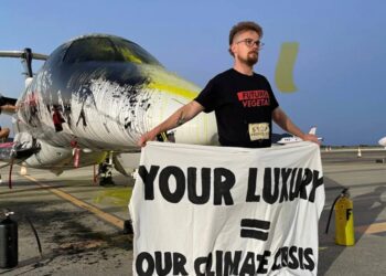 Bilbo Bassaterra, uno de los activistas que irrumpieron en las pistas del aeropuerto de Ibiza burlando la seguridad para rociar un jet privado con pintura, en una acción de protesta sobre el impacto de estos aviones y del lujo en la contaminación planetaria.