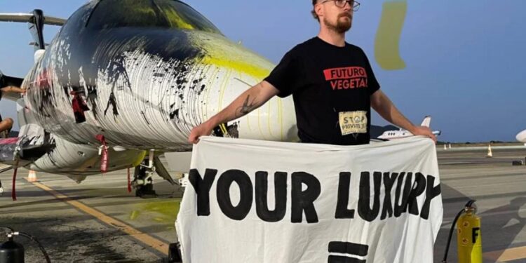 Bilbo Bassaterra, uno de los activistas que irrumpieron en las pistas del aeropuerto de Ibiza burlando la seguridad para rociar un jet privado con pintura, en una acción de protesta sobre el impacto de estos aviones y del lujo en la contaminación planetaria.