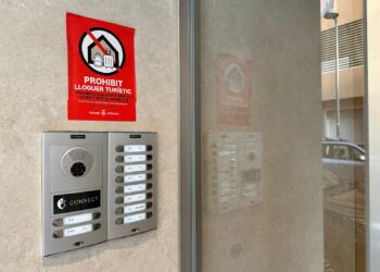 Imagen de uno de los avisos del Consell de Ibiza contra los alquileres turísticos. FOTO: L. F. A