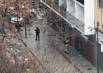 Bomberos y Policía Local delante del bingo esta mañana