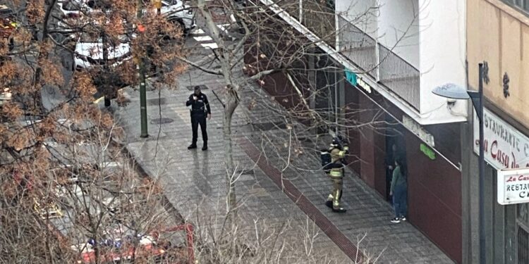 Bomberos y Policía Local delante del bingo esta mañana