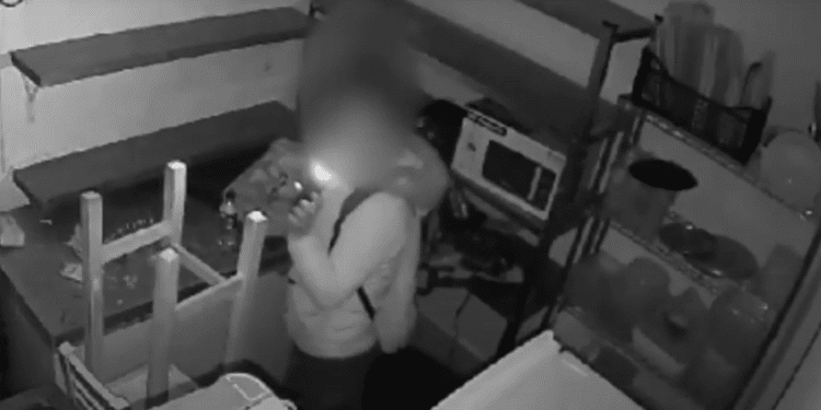 Imagen del detenido durante una de sus incursiones en una propiedad privada.