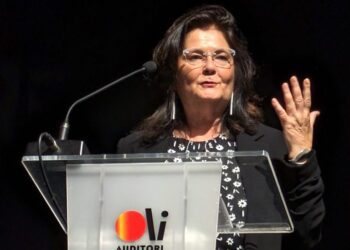 El poemario, escrito en castellano, nació durante una travesía en velero por el océano Atlántico.