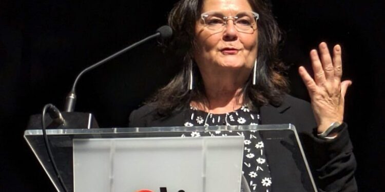 El poemario, escrito en castellano, nació durante una travesía en velero por el océano Atlántico.