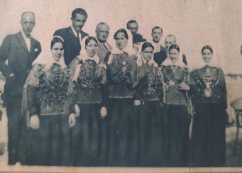 Peu de foto original: “Campesinas con el antiguo traje con que sirvieron el banquete a S.A. el Infante Don Jaime i al general Primo de Rivera”. Foto: col·lecció JAR.