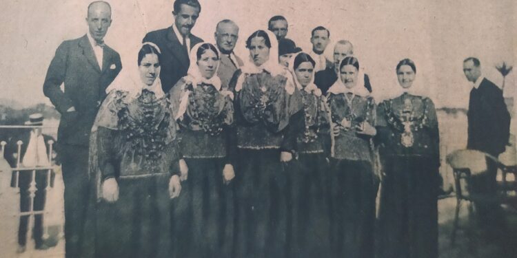 Peu de foto original: “Campesinas con el antiguo traje con que sirvieron el banquete a S.A. el Infante Don Jaime i al general Primo de Rivera”. Foto: col·lecció JAR.