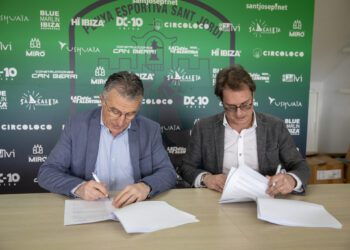 El conseller d'Esports, Salvador Losa, y el presidente del club, Alfonso Rojo.