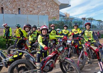 Grupo de pilotos del Motoclub de Formentera i Eivissa.