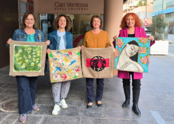 Las artistas Diana Bustamante, Carmen Liberal y Marga Guasch, junto a la concejala de Cultura del Ayuntamiento de Vila, Carmen Domínguez.