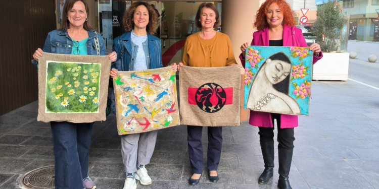 Las artistas Diana Bustamante, Carmen Liberal y Marga Guasch, junto a la concejala de Cultura del Ayuntamiento de Vila, Carmen Domínguez.