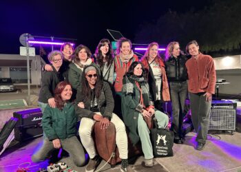 Las poetas, músicas, la cineasta y las bibliotecarias, posan al final del evento. Fotos Noudiari
