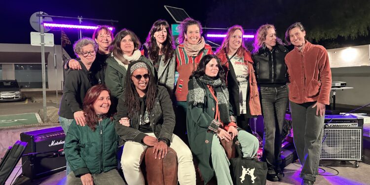 Las poetas, músicas, la cineasta y las bibliotecarias, posan al final del evento. Fotos Noudiari