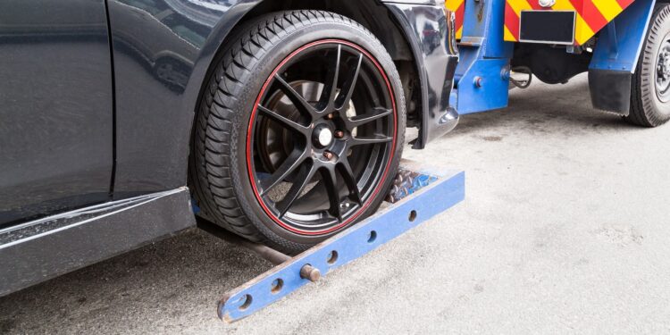 Imagen de archivo de una grúa llevándose un coche.