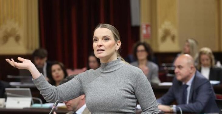 La presidenta del Govern, en un pleno del Parlament.  EFE