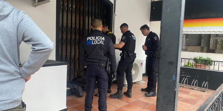 Imagen de la intervención de la Policía Local de ayer.