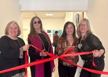 Las cuatro artistas: Mercedes Bofill, Ana Jakimow, Lina Roig y Yolanda Guasch, con la cinta de la inauguración. Fotografías de Jaume Riera