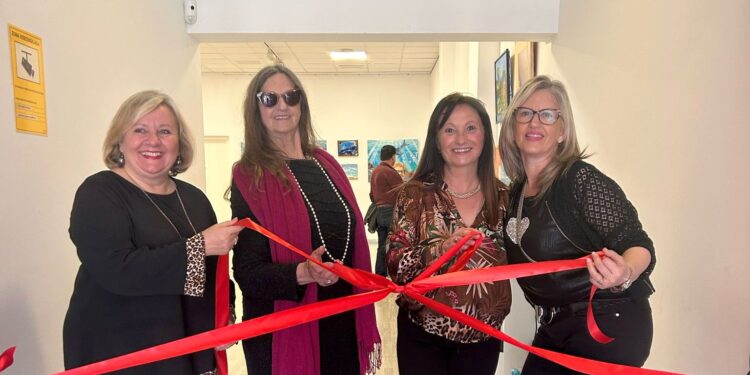 Las cuatro artistas: Mercedes Bofill, Ana Jakimow, Lina Roig y Yolanda Guasch, con la cinta de la inauguración. Fotografías de Jaume Riera