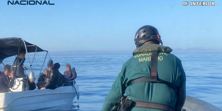 Una operación de Policía Nacional y Guardia Civil contra un taxi patera, en una imagen de archivo.