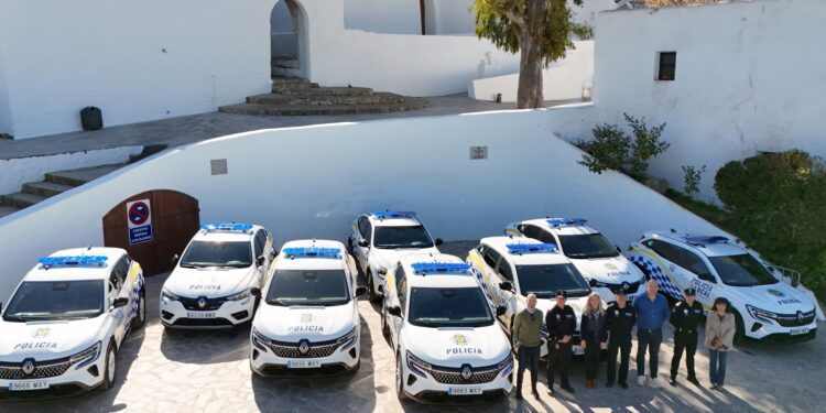 Se trata de cuatro Renault Austral, equipados con tecnología híbrida y etiqueta medioambiental ECO.  Foto: Ayto Santa Eulària