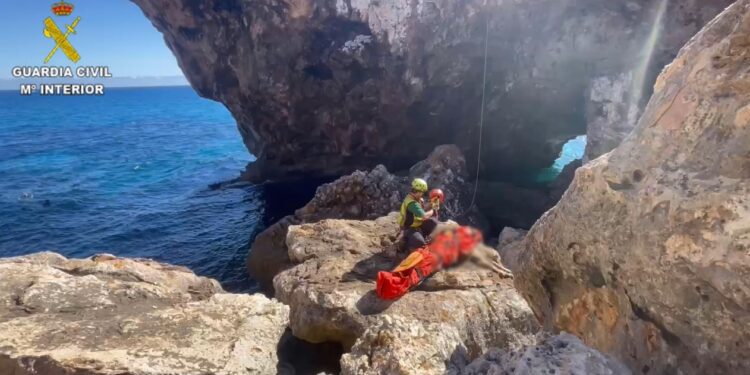 El joven, inmovilizado tras tirarse desde 20 metros y resultar gravemente herido.