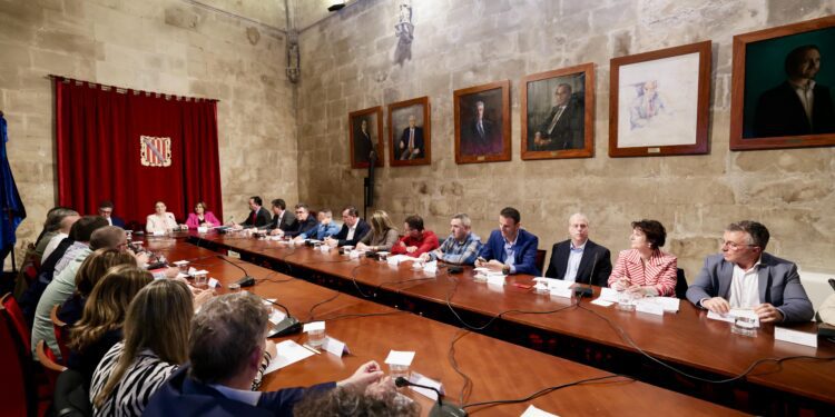 Reunión con los empresarios y agentes sociales para hablar de aranceles con la presencia, entre otros de Alfonso Rojo, presidente de la Pimeef, a la derecha de la imagen.