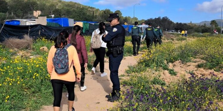 Imágenes del desalojo que ha empezado a las 9,30 horas de este miércoles 9 de abril. Fotos: Carmen Pi