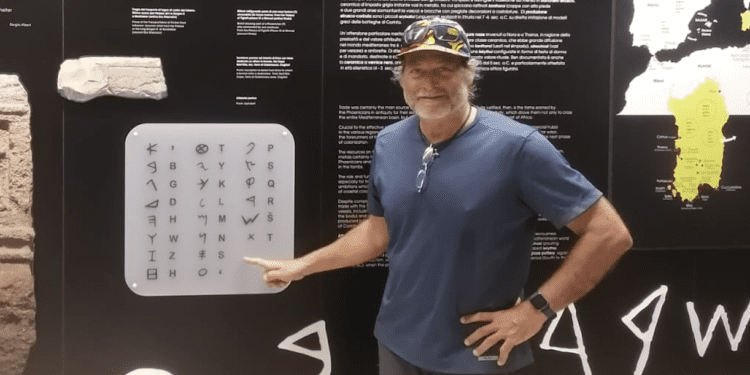 Juan Bonet Cardona no pierde oportunidad de visitar museos de la cultura fenicia en sus viajes. Cedida por el autor.