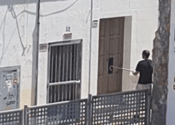 Imagen del individuo intentando entrar en la vivienda con una pata de cabra.