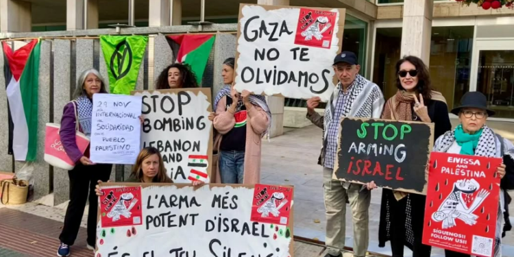 Imagen de una protesta anterior del colectivo frente al Consell. Foto: IG Eivissa amb Palestina