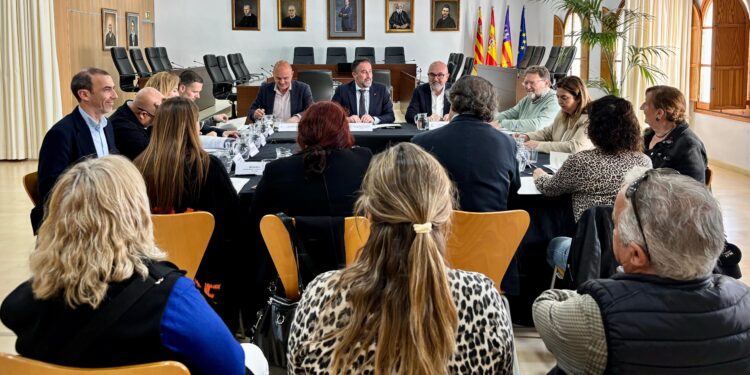 La Comisión de Seguimiento de la solución habitacional de las personas de los apartamentos Don Pepe, reunida este jueves en Sant Josep de sa Talaia