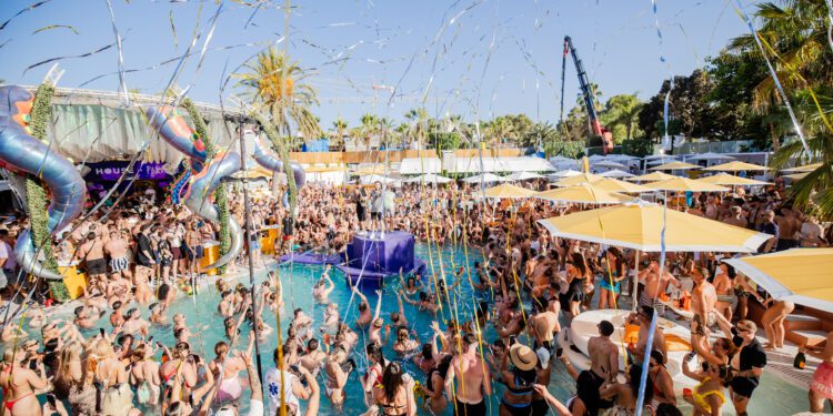 Una fiesta en O Beach en 2024.