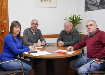 El presidente del Consell de Formentera, Óscar Portas, y la concejala de Medio Ambiente, Verónica Castelló, se han reunido con la nueva directiva de l'Associació d'Usuaris Recreatius de s'Estany des Peix.