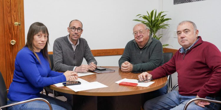 El presidente del Consell de Formentera, Óscar Portas, y la concejala de Medio Ambiente, Verónica Castelló, se han reunido con la nueva directiva de l'Associació d'Usuaris Recreatius de s'Estany des Peix.