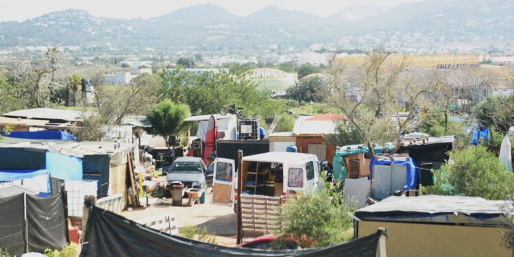 Condiciones de vida en el asentamiento de Can Rova 2 en Santa Eulària, ubicado junto al Hipersuerte y que fue desmantelado este año. Fotos C. P.