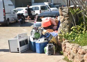 Enseres apilados rápidamente para llevar a cabo el desalojo que finalmente se paralizó.