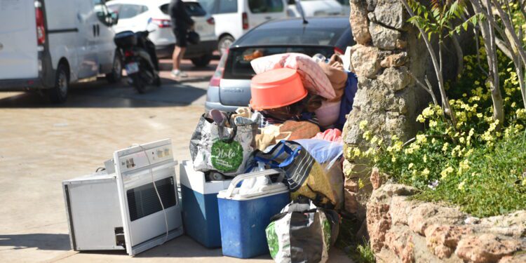 Enseres apilados rápidamente para llevar a cabo el desalojo que finalmente se paralizó.