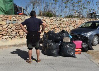Uno de los afectados juntos a sus enseres, durante el desmantelamiento de Can Rova 2 en abril de este año, que fue paralizado por orden judicial.  Foto: Carmen Pi