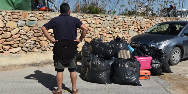 Uno de los afectados juntos a sus enseres, durante el desmantelamiento de Can Rova 2 en abril de este año, que fue paralizado por orden judicial.  Foto: Carmen Pi