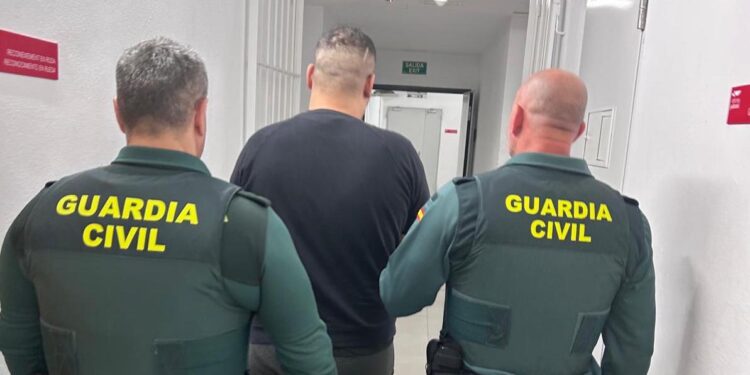 Imagen de archivo de un detenido por la Guardia Civil