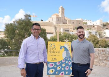 Rafa Triguero y Francisco Torres con el cartel de la Eivissa Medieval.