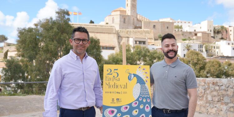 Rafa Triguero y Francisco Torres con el cartel de la Eivissa Medieval.