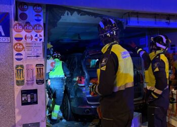 El coche dentro del establecimiento. Foto: Bomberos de Ibiza