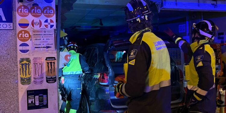 El coche dentro del establecimiento. Foto: Bomberos de Ibiza