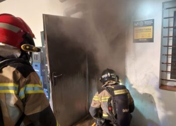 Los bomberos de Ibiza durante la intervención en el restaurante de Es Canar de Santa Eulària. Fotos Bombers d'Eivissa