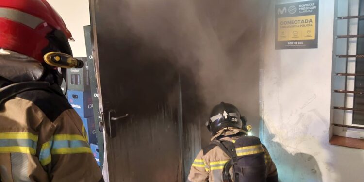 Los bomberos de Ibiza durante la intervención en el restaurante de Es Canar de Santa Eulària. Fotos Bombers d'Eivissa