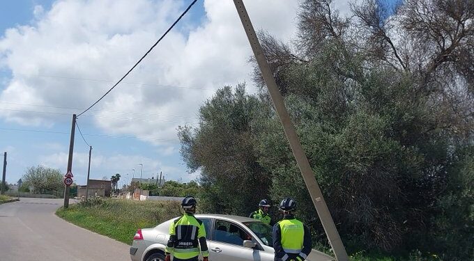 Un vehículo estampado contra un poste en Sant Jordi. Fotos Bombers d'Eivissa.